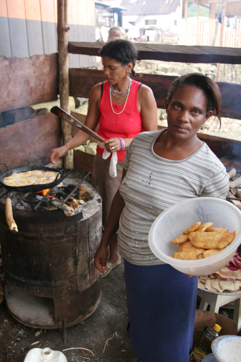 Cooking in Sao Tome — Women cook food over a fire, as part of an income generating business in Sau Tome, Africa — Sao Tome, Africa, cooking, food, income
