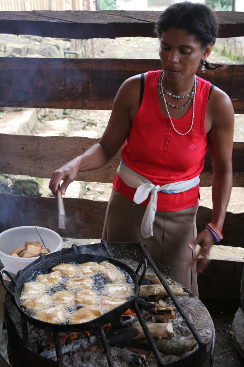 Cooking in Sao Tome — Women cook food over a fire, as part of an income generating business in Sau Tome, Africa — Sao Tome, Africa, cooking, food, income