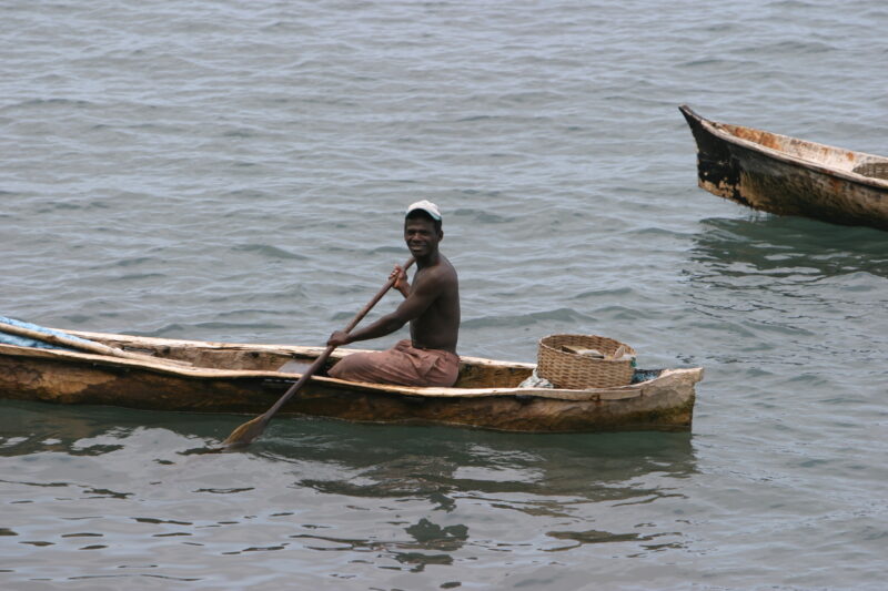 Fishing in Sao Tome — Men of Sau Tome fish in the traditional way from handmade canoes — Sao Tome, Africa, fishermen, fishing, ocean