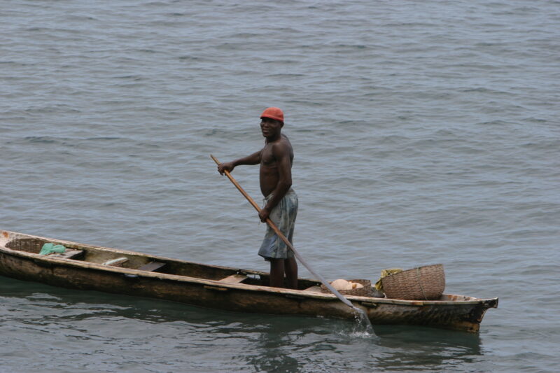 Fishing in Sao Tome — Men of Sau Tome fish in the traditional way from handmade canoes — Sao Tome, Africa, fishermen, fishing, ocean