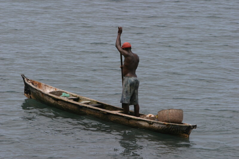 Fishing in Sao Tome — Men of Sau Tome fish in the traditional way from handmade canoes — Sao Tome, Africa, fishermen, fishing, ocean