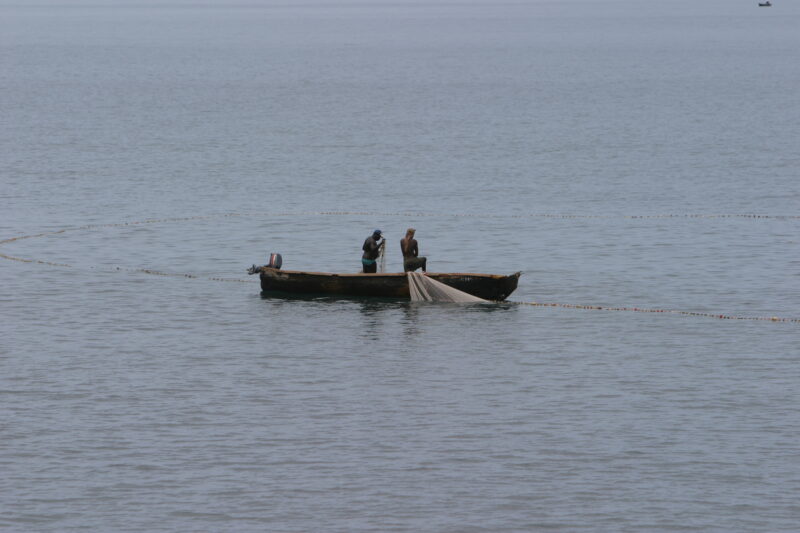 Fishing in Sao Tome — Men of Sau Tome fish in the traditional way from handmade canoes — Sao Tome, Africa, fishermen, fishing, ocean