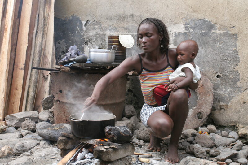 Poverty in Sao Tome — Woman cooks meal over a open fire in a poor remote village in Sau Tome, Africa — Sao Tome, Africa, poor, poverty, women