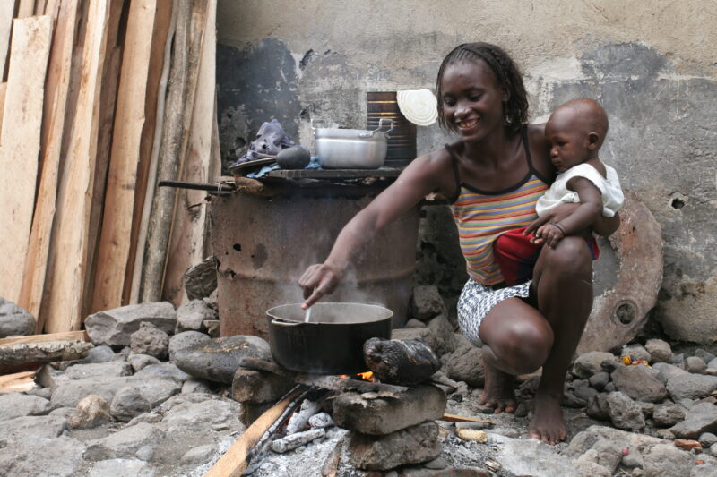 Poverty in Sao Tome — Woman cooks meal over a open fire in a poor remote village in Sau Tome, Africa — Sao Tome, Africa, poor, poverty, women