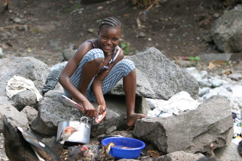 Cleaning Fish in Sao Tome — Girl Cleans fish by a small river in Sao Tome — Sao Tome, Africa, girl, Cleaning Fish
