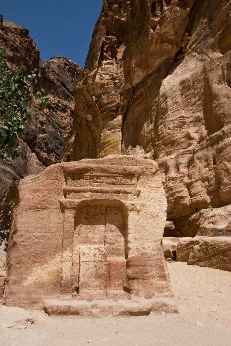 Petra in Jordan — The Siq,leading in to the beautiful ancient rose colored site of Petra, in Jordan — Jordan, Petra, siq
