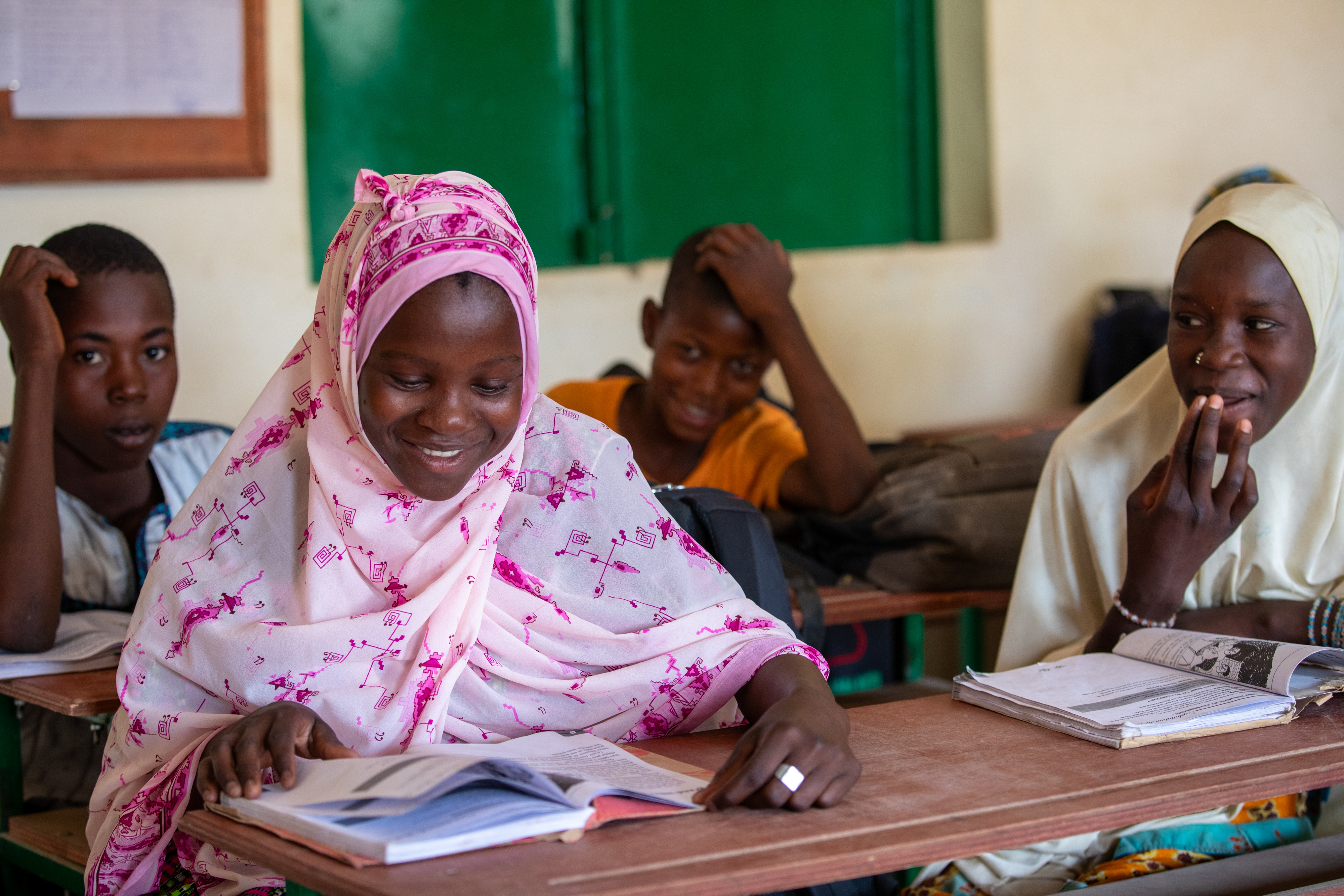 Girl in Niger Attends School