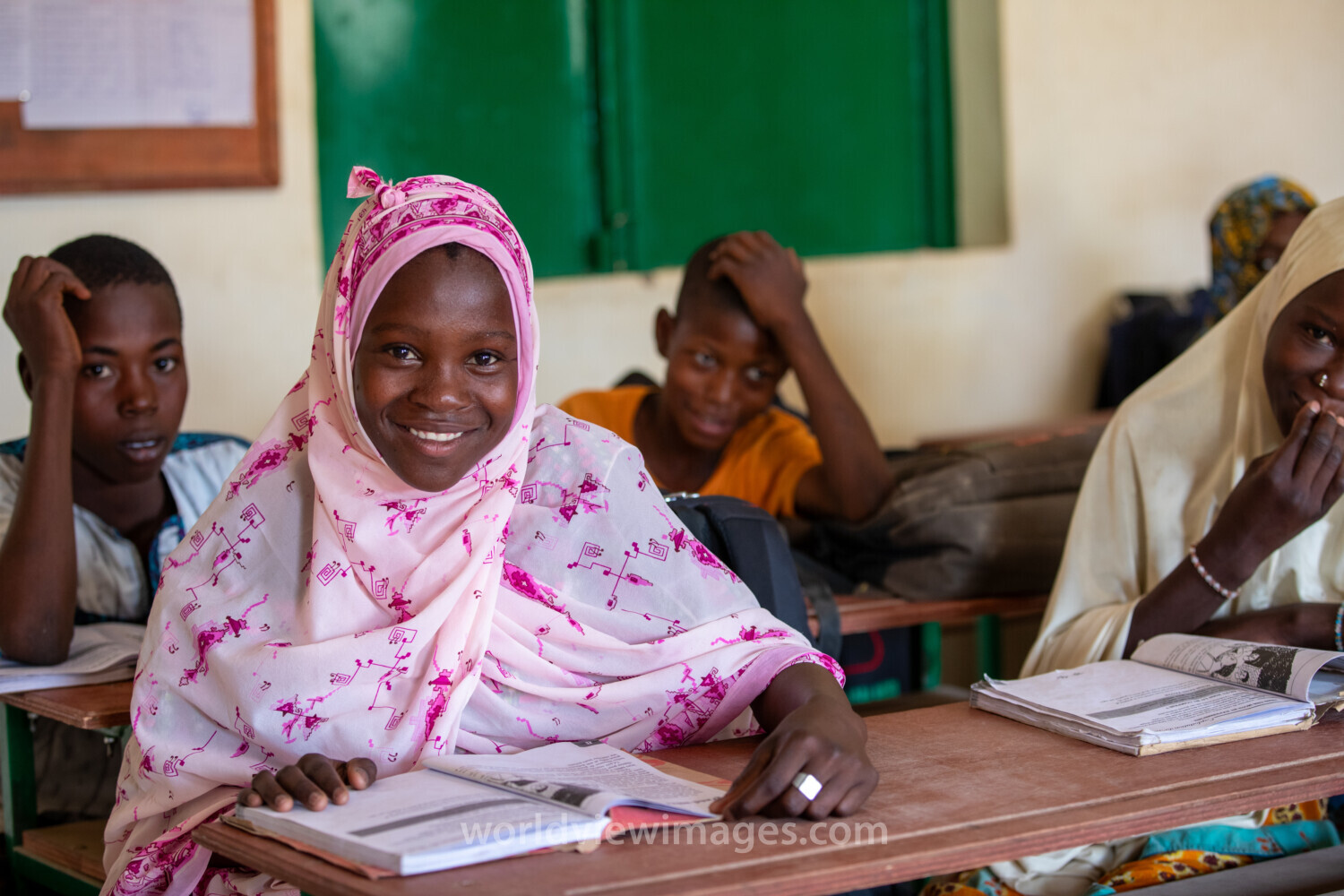 Girl in Niger Attends School