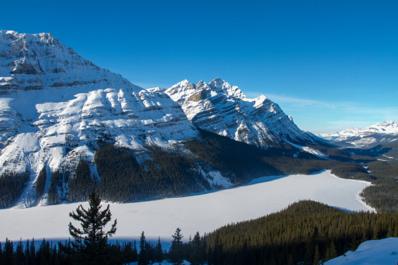 Peyto Lake in Winter — Beautiful snow filled mountains in Banff National Park in Alberta Canada — Mountain, Nature, Snow, Winter, Winter Landscape