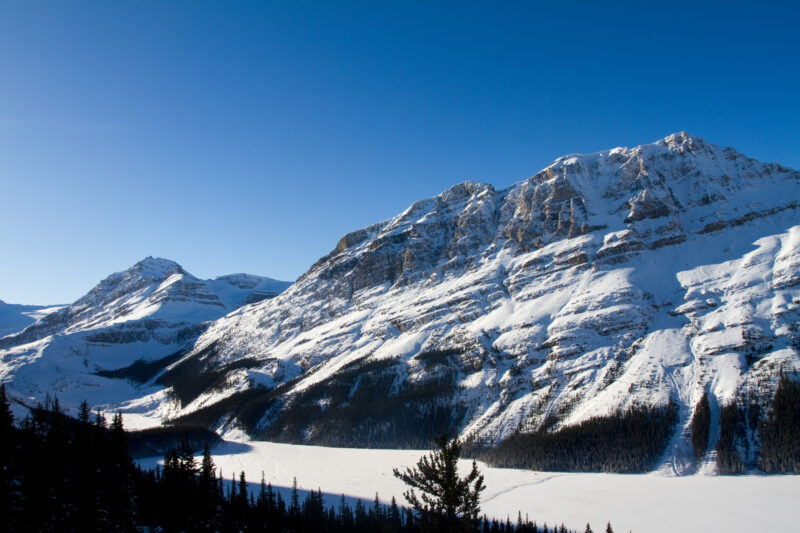 Peyto Lake in Winter — Beautiful snow filled mountains in Banff National Park in Alberta Canada — Mountain, Nature, Snow, Winter, Winter Landscape