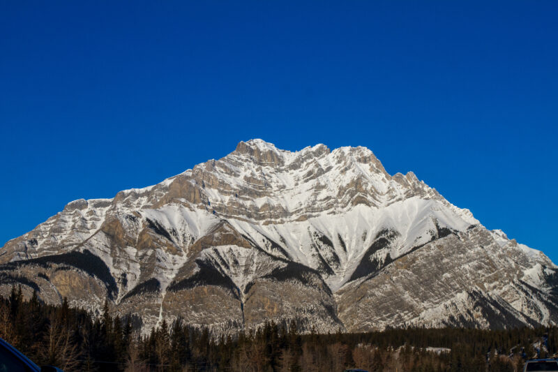 Mountain Scene in Winter — Beautiful snow filled mountains in Banff National Park in Alberta Canada — Mountain, Nature, Alberta, Scenic, Canada