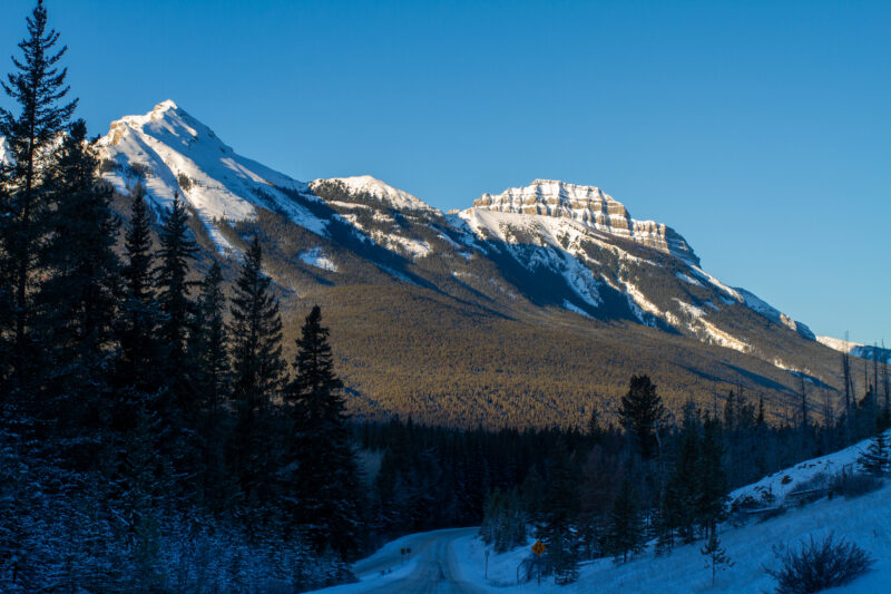 Mountain Scene in Winter — Beautiful snow filled mountains in Banff National Park in Alberta Canada — Mountain, Nature, Snow, Winter, Winter Landscape