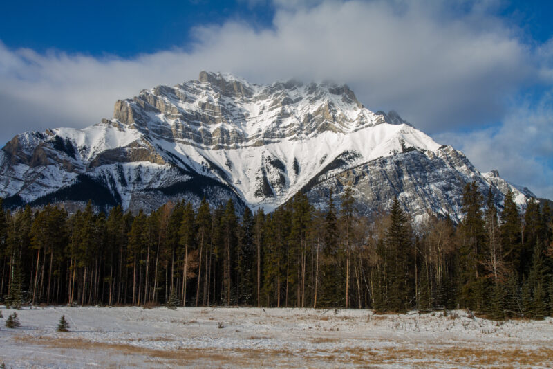 Mountain Scene in Winter — Beautiful snow filled mountains in Banff National Park in Alberta Canada — Nature, Alberta, Scenic, Canada