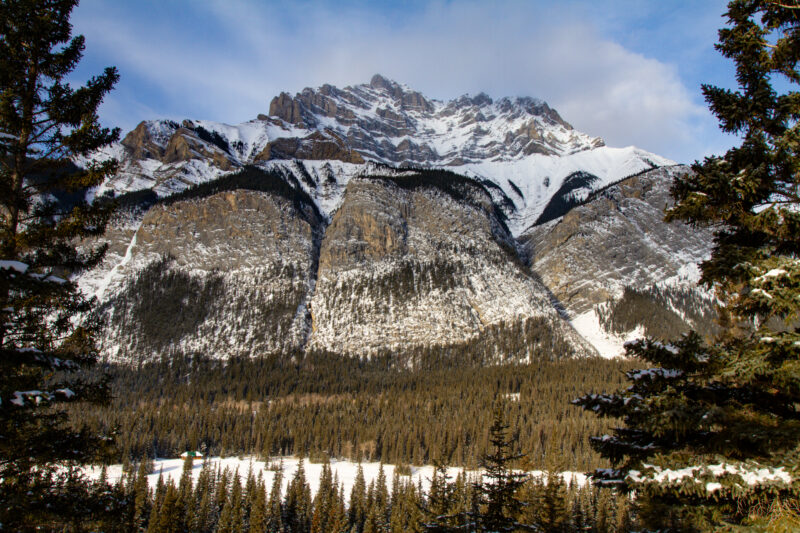 Mountain Scene in Winter — Beautiful snow filled mountains in Banff National Park in Alberta Canada — Mountain, Nature, Alberta, Scenic, Canada
