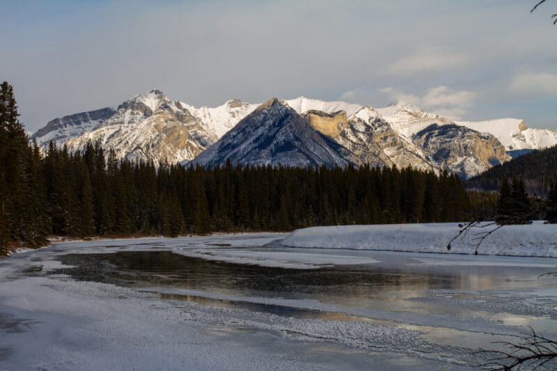 Mountain Scene in Winter — Beautiful snow filled mountains in Banff National Park in Alberta Canada — Mountain, Nature, Snow, Unsaturated, Winter