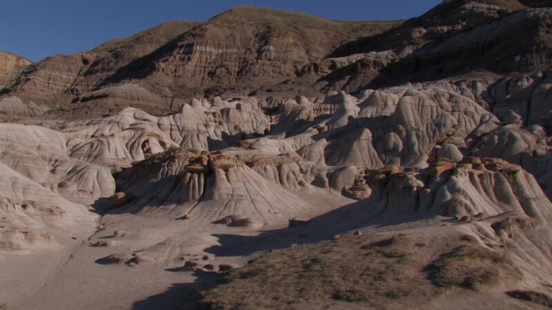 Badlands in Alberta — Sandstone formations near Drumheller, AlbertaKeywords: Alberta, Canada, Drumheller, Baddlands, Hoodoos, Geology, erosion, sandstone, Re...