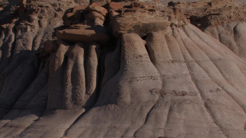 Badlands in Alberta — Sandstone formations near Drumheller, AlbertaKeywords: Alberta, Canada, Drumheller, Baddlands, Hoodoos, Geology, erosion, sandstone, Re...