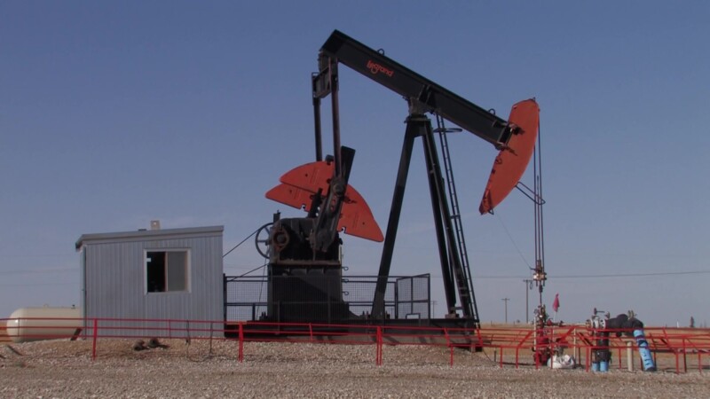 Oil Derrick in Alberta — Pumping oil in AlbertaKeywords: Oil Derrick, Alberta, Oil, pump, pumping