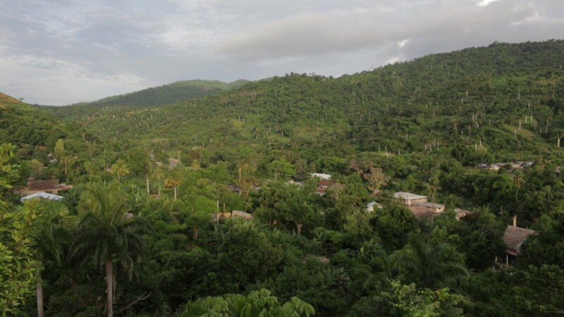 Scenic View in Cuba — Beautiful countryside view in rural CubaKeywords: Cuba, Cuban, Cuban Tour, Cuban countryside, country tour, farms, fields, mountains, s...