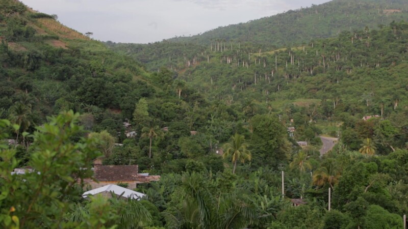 Scenic View in Cuba — Beautiful countryside view in rural CubaKeywords: Cuba, Cuban, Cuban Tour, Cuban countryside, country tour, farms, fields, mountains, s...