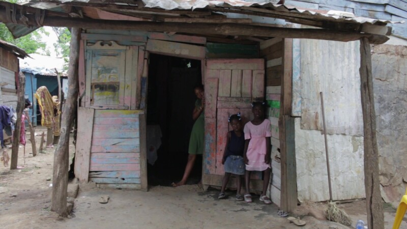 Living in Poverty in the Dominican Republic — Stock Video Footage of the Dominican Republic: People sit outside their home in a poor rural community. — Carib...