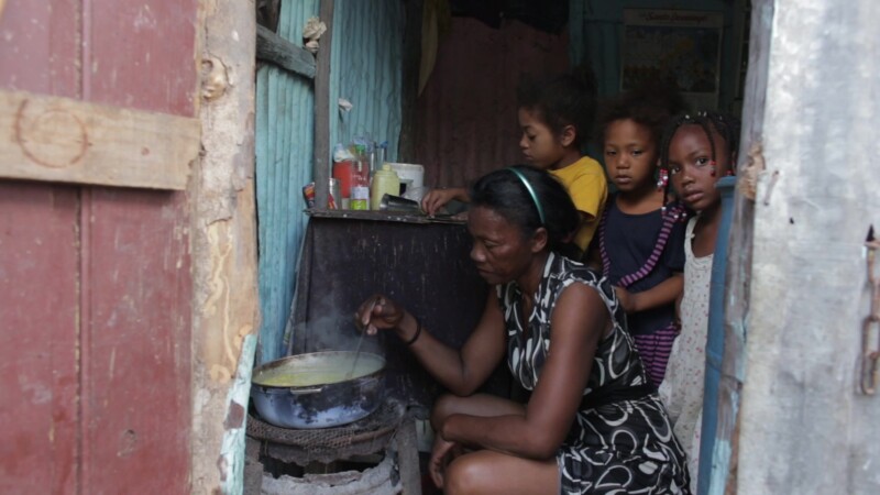 Cooking the Meal in the Dominican Republic — Stock Video Footage of the Dominican Republic: Woman, living in a poor community, cooks a simple meal for her fa...