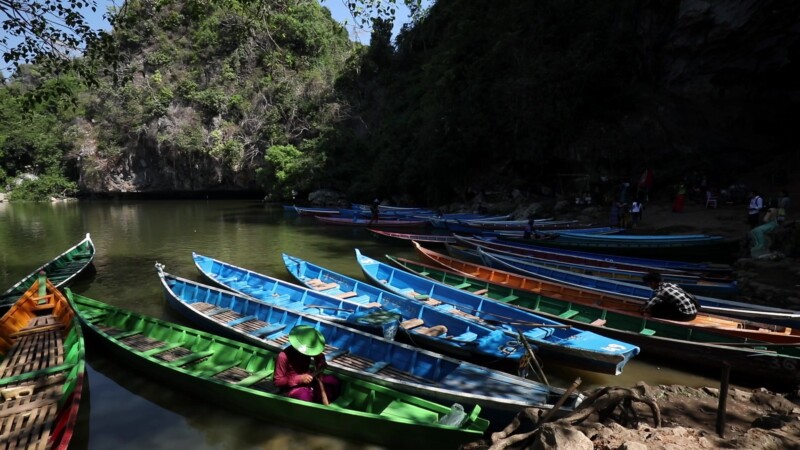 Boat Ride for Tourists to Kaw Gon Cave in Myanmar