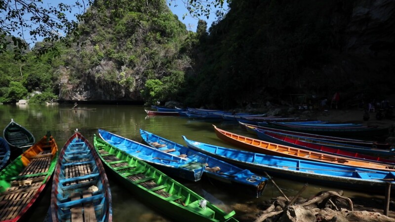 Boat Ride for Tourists to Kaw Gon Cave in Myanmar