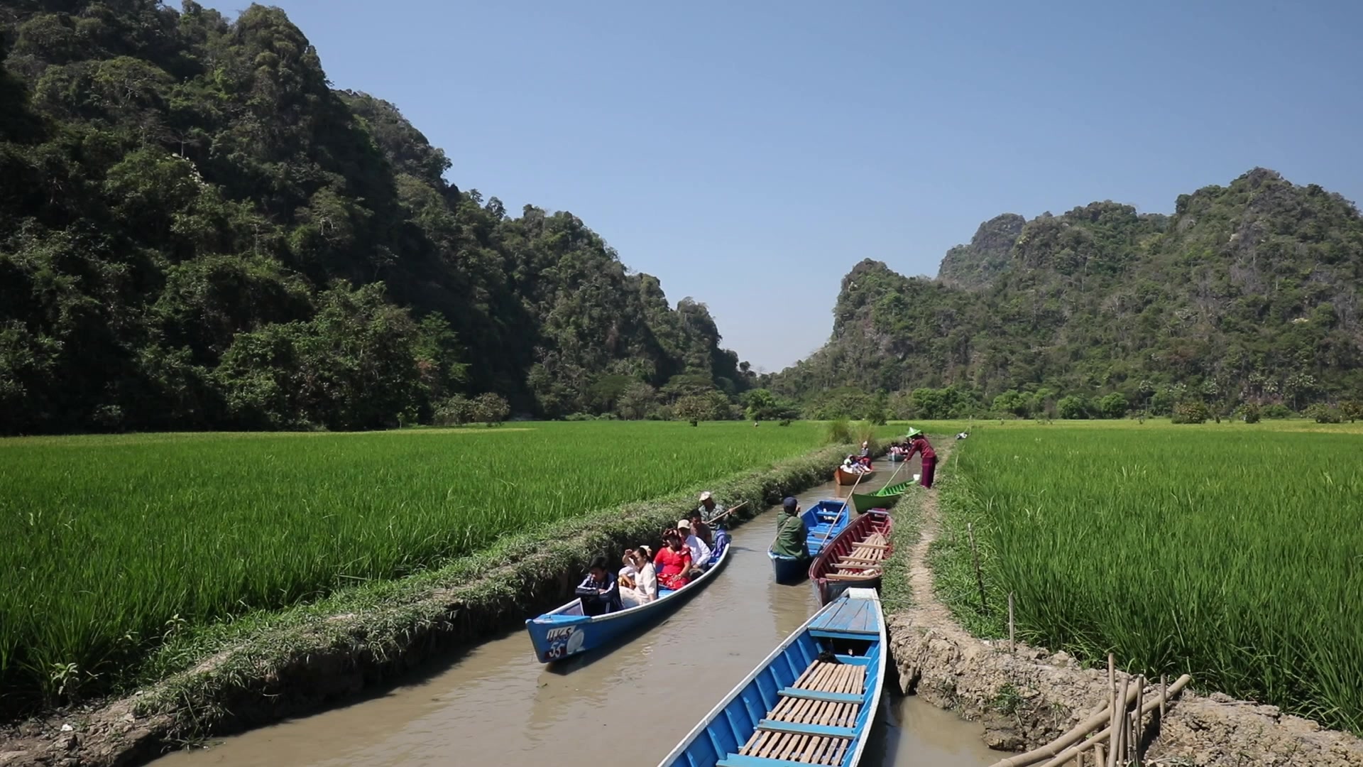 Boat Ride for Tourists to Kaw Gon Cave in Myanmar