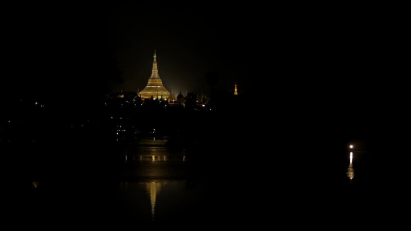 Shwedagon Pagoda in Yangon at Night — Shwedagon Pagoda in Yangon, Burma lit up at nightKeywords: Shwedagon Pagoda, Yangon, Burma, Buddha, Buddhist, Buddhism,...