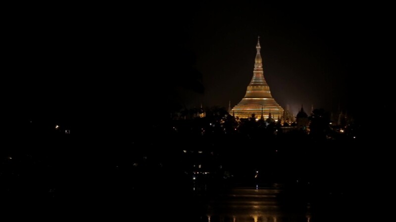 Shwedagon Pagoda in Yangon at Night — Shwedagon Pagoda in Yangon, Burma lit up at nightKeywords: Shwedagon Pagoda, Yangon, Burma, Buddha, Buddhist, Buddhism,...