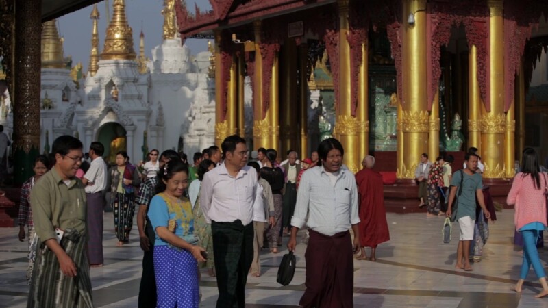 Shwedagon Pagoda in Yangon, Myanmar — Buddhist worshipers visit the amazing Shwedagon Pagoda in Yangon, BurmaKeywords: Burma, Myanmar, Shwedagon Pagoda, Budd...