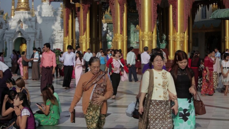 Shwedagon Pagoda in Yangon, Myanmar — Buddhist worshipers visit the amazing Shwedagon Pagoda in Yangon, BurmaKeywords: Burma, Myanmar, Shwedagon Pagoda, Budd...