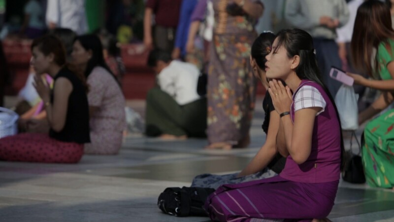 Woman Praying at a Buddhist Pagoda in Myanmar — Video of Woman praying at a Buddhist pagoda in Ynagon, MyanmarKeywords: Burma, Myanmar, Shwedagon Pagoda, Bud...
