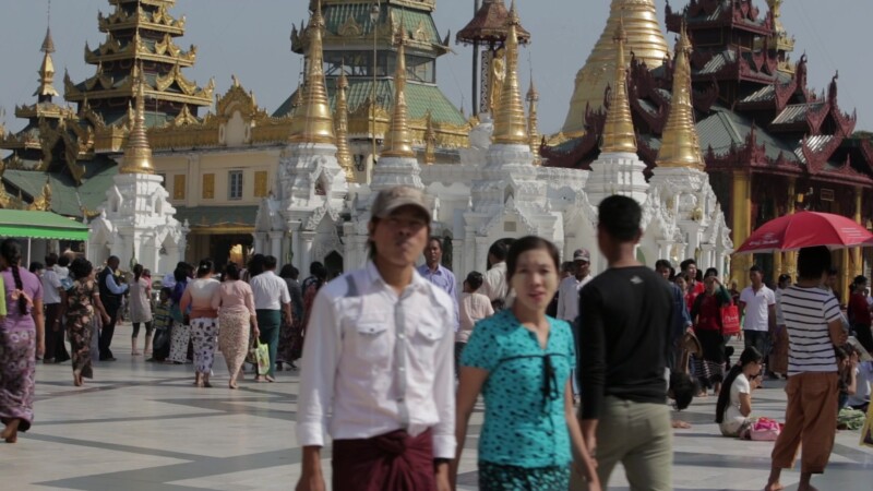 Busy Day at the Pagoda in Myanmar — Crowds of Buddhist worshipers visit the Shwedagon Pagoda in Yangon, BurmaKeywords: Burma, Myanmar, Shwedagon Pagoda, Budd...