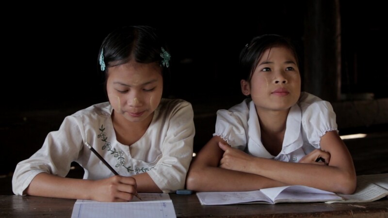 Rote Learning in Myanmar — Students attempt to learn at a noisy open temporary classroom at a Buddhist Pagoda, in their remote village in Myanmar — Burma, Ch...
