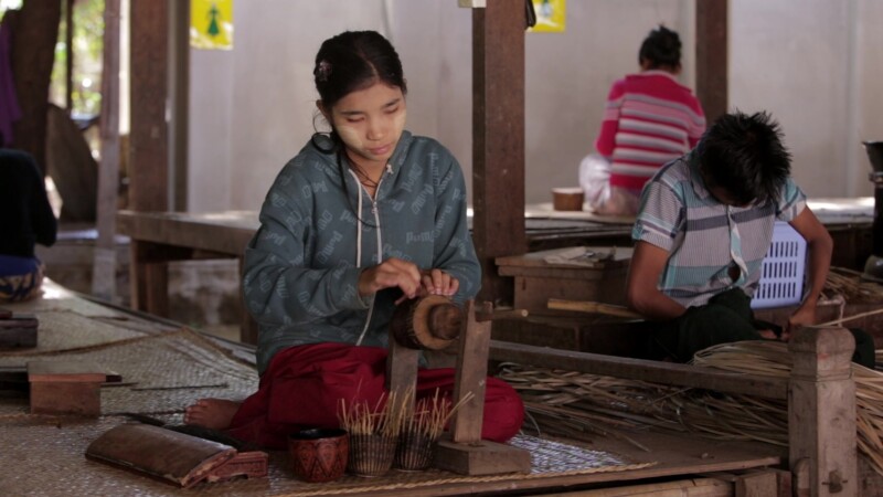 Burmese Woman Makes Lacquerware — Young woman works at a Crafts shop making Lacquerware in Bagan, Burma. — Burma, Myanmar, crafts, art, artisans