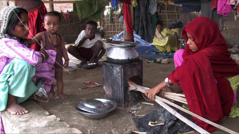 Nepal2008 1449 V1 0023 — Cooking FoodKeywords: Nepal, IDP, Internally Displaced