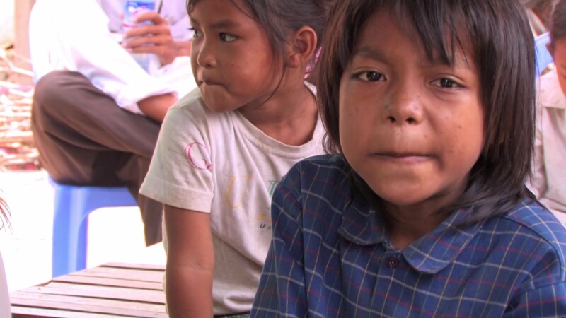 School Lunch — Students attending a outdoor school in a squatter Settlement in Cambodia, get a free lunch.