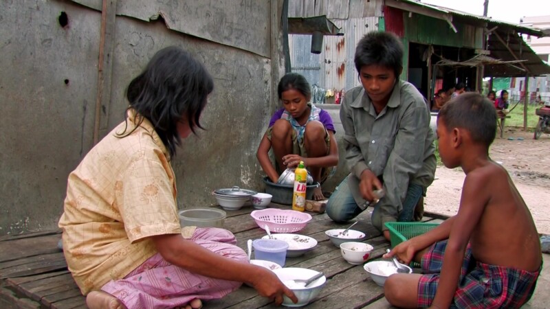 Eating Meal in Poverty — Family living in poverty in Cambodia eat a meal togetherKeywords: Food, eating, poverty, Cambodia, slum