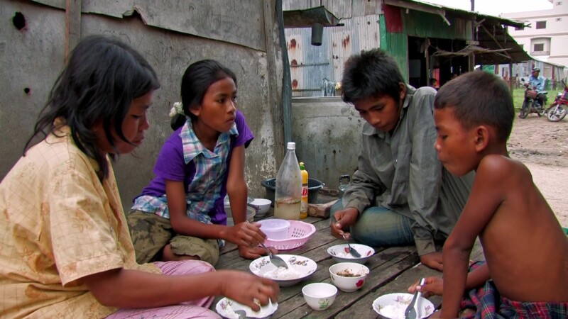 Eating Meal in Poverty — Family living in poverty in Cambodia eat a meal togetherKeywords: Food, eating, poverty, Cambodia, slum