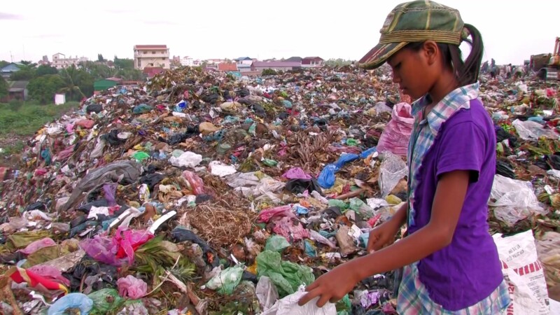 SEAsia V1 0071 — Poverty, City Dump, Scavaging, Working at the City Dump, children