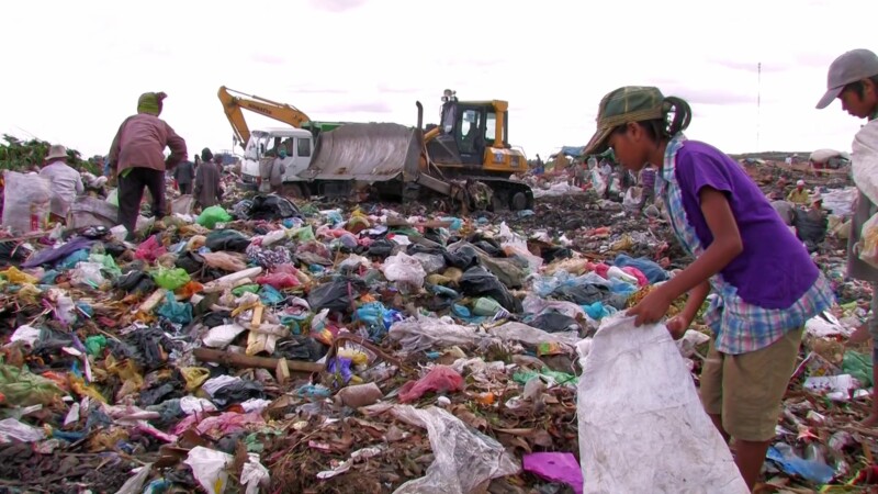 SEAsia V1 0072 — Poverty, City Dump, Scavaging, Working at the City Dump, children