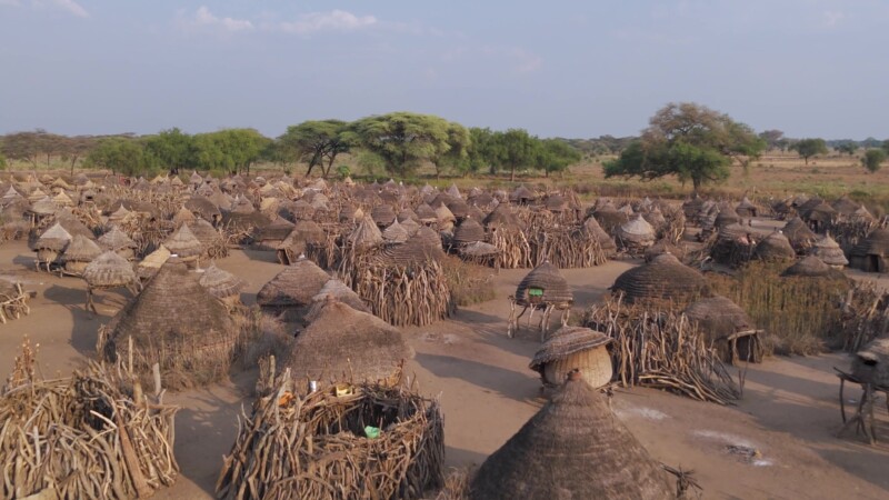 Flyover of African Village — Drone flys over typical rural African village with round homes made of sticks and mud. — Kapoeta, Eastern Equatorial Guinea Stat...