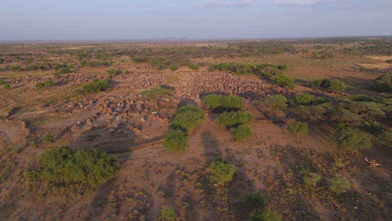 Flyover of African Village — Drone flys over typical rural African village with round homes made of sticks and mud. — Kapoeta, Eastern Equatorial Guinea Stat...