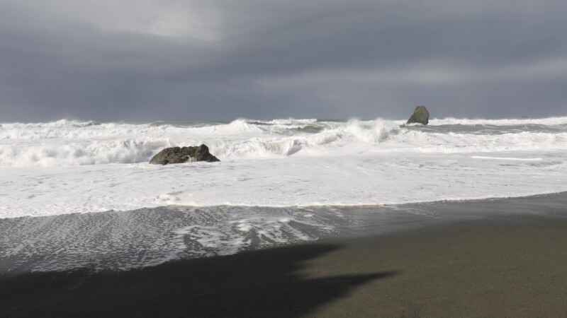 Storm Clouds on Oregon Coast — Sunlight hits the waves rolling in on a stormy day on the Oregon Coast of the USKeywords: United States, Scenic, Oregon, Coast...