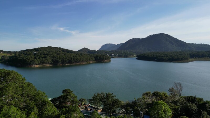 Da Lat Lake — Drone flys over the beautiful Lake near Da Lat, VietnamKeywords: Drone, Flyover, scenic, Vietnam, Da Lat, Dalat, lake