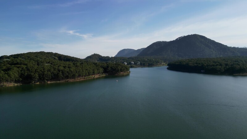 Da Lat Lake — Drone flys over the beautiful Lake near Da Lat, VietnamKeywords: Drone, Flyover, scenic, Vietnam, Da Lat, Dalat, lake