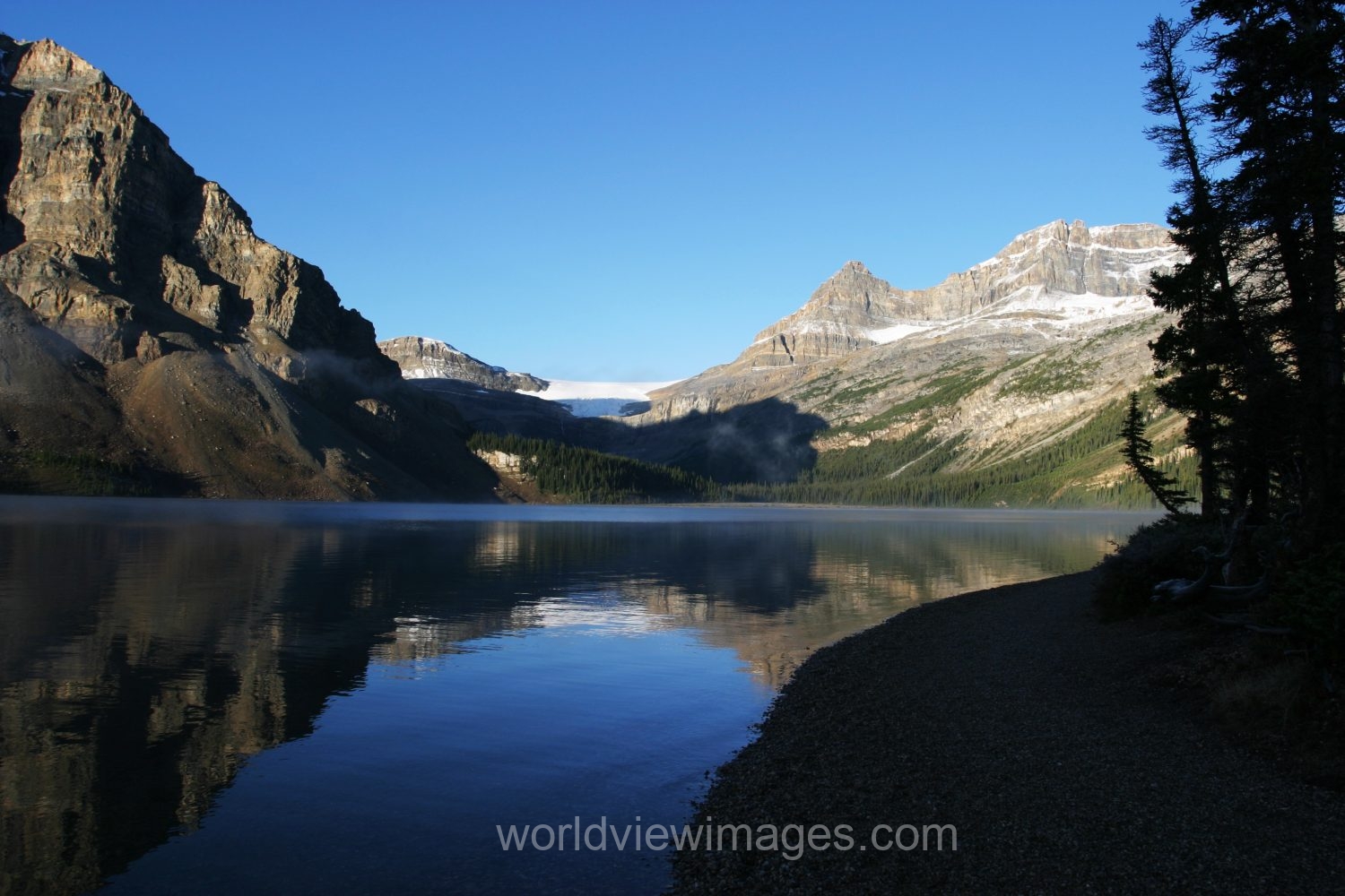 Stock Images of Lakes: Bow Lake in Banff national Park, Alberta, Canada in Early morning Light